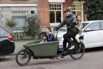 Amsterdam 25 februari 2021
Tjeerd Oosterhuis met zijn dochters op de bakfiets in Amsterdam