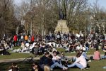 Amsterdam 24 februari 2021
Grote drukte in het vondelpark tijdens corona. Het was heerlijk weer met een zonnetje en een graad of 20.