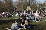 Amsterdam 24 februari 2021
Grote drukte in het vondelpark tijdens corona. Het was heerlijk weer met een zonnetje en een graad of 20.