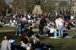 Amsterdam 24 februari 2021
Grote drukte in het vondelpark tijdens corona. Het was heerlijk weer met een zonnetje en een graad of 20.