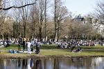 Amsterdam 24 februari 2021
Grote drukte in het vondelpark tijdens corona. Het was heerlijk weer met een zonnetje en een graad of 20.