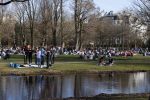 Amsterdam 24 februari 2021
Grote drukte in het vondelpark tijdens corona. Het was heerlijk weer met een zonnetje en een graad of 20.