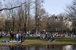 Amsterdam 24 februari 2021
Grote drukte in het vondelpark tijdens corona. Het was heerlijk weer met een zonnetje en een graad of 20.