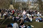 Amsterdam 24 februari 2021
Grote drukte in het vondelpark tijdens corona. Het was heerlijk weer met een zonnetje en een graad of 20.