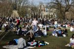 Amsterdam 24 februari 2021
Grote drukte in het vondelpark tijdens corona. Het was heerlijk weer met een zonnetje en een graad of 20.