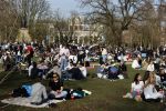 Amsterdam 24 februari 2021
Grote drukte in het vondelpark tijdens corona. Het was heerlijk weer met een zonnetje en een graad of 20.