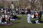 Amsterdam 24 februari 2021
Grote drukte in het vondelpark tijdens corona. Het was heerlijk weer met een zonnetje en een graad of 20.