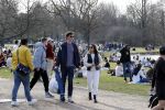 Amsterdam 24 februari 2021
Grote drukte in het vondelpark tijdens corona. Het was heerlijk weer met een zonnetje en een graad of 20.