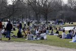 Amsterdam 24 februari 2021
Grote drukte in het vondelpark tijdens corona. Het was heerlijk weer met een zonnetje en een graad of 20.