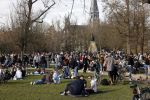 Amsterdam 24 februari 2021
Grote drukte in het vondelpark tijdens corona. Het was heerlijk weer met een zonnetje en een graad of 20.