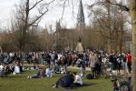 Amsterdam 24 februari 2021
Grote drukte in het vondelpark tijdens corona. Het was heerlijk weer met een zonnetje en een graad of 20.