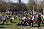 Amsterdam 24 februari 2021
Grote drukte in het vondelpark tijdens corona. Het was heerlijk weer met een zonnetje en een graad of 20.
