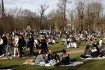 Amsterdam 24 februari 2021
Grote drukte in het vondelpark tijdens corona. Het was heerlijk weer met een zonnetje en een graad of 20.