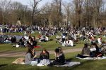 Amsterdam 24 februari 2021
Grote drukte in het vondelpark tijdens corona. Het was heerlijk weer met een zonnetje en een graad of 20.