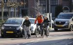 Amsterdam 2 maart 2021
Waldemar Torenstra met zijn dochter en zoon in Amsterdam zuid.