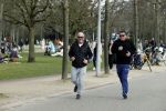 Amsterdam 24 febrruari 2021
Wolter Kroes en kennis Richard hard lopend door het vondelpark
