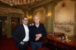 Amsterdam 21 februari 2022
Andre v Duin met zijn nieuwe partner Ferando in zijn eigen bruine cafe thuis.