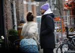 Amsterdam 15 februari 2022
Birgit Schuurman en haar vriend Sander v Haarlem  achter de kinderwagen met daarin hun zoontje Jimi in Amsterdam Zuid