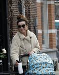 Amsterdam 15 februari 2022
Birgit Schuurman en haar vriend Sander v Haarlem  achter de kinderwagen met daarin hun zoontje Jimi in Amsterdam Zuid