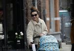 Amsterdam 15 februari 2022
Birgit Schuurman en haar vriend Sander v Haarlem  achter de kinderwagen met daarin hun zoontje Jimi in Amsterdam Zuid