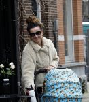 Amsterdam 15 februari 2022
Birgit Schuurman en haar vriend Sander v Haarlem  achter de kinderwagen met daarin hun zoontje Jimi in Amsterdam Zuid