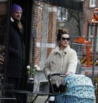 Amsterdam 15 februari 2022
Birgit Schuurman en haar vriend Sander v Haarlem  achter de kinderwagen met daarin hun zoontje Jimi in Amsterdam Zuid
