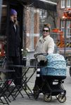 Amsterdam 15 februari 2022
Birgit Schuurman en haar vriend Sander v Haarlem  achter de kinderwagen met daarin hun zoontje Jimi in Amsterdam Zuid