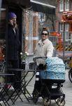 Amsterdam 15 februari 2022
Birgit Schuurman en haar vriend Sander v Haarlem  achter de kinderwagen met daarin hun zoontje Jimi in Amsterdam Zuid