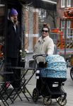 Amsterdam 15 februari 2022
Birgit Schuurman en haar vriend Sander v Haarlem  achter de kinderwagen met daarin hun zoontje Jimi in Amsterdam Zuid