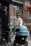 Amsterdam 15 februari 2022
Birgit Schuurman en haar vriend Sander v Haarlem  achter de kinderwagen met daarin hun zoontje Jimi in Amsterdam Zuid