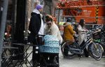 Amsterdam 15 februari 2022
Birgit Schuurman en haar vriend Sander v Haarlem  achter de kinderwagen met daarin hun zoontje Jimi in Amsterdam Zuid