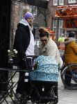 Amsterdam 15 februari 2022
Birgit Schuurman en haar vriend Sander v Haarlem  achter de kinderwagen met daarin hun zoontje Jimi in Amsterdam Zuid
