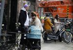 Amsterdam 15 februari 2022
Birgit Schuurman en haar vriend Sander v Haarlem  achter de kinderwagen met daarin hun zoontje Jimi in Amsterdam Zuid