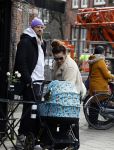 Amsterdam 15 februari 2022
Birgit Schuurman en haar vriend Sander v Haarlem  achter de kinderwagen met daarin hun zoontje Jimi in Amsterdam Zuid
