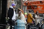Amsterdam 15 februari 2022
Birgit Schuurman en haar vriend Sander v Haarlem  achter de kinderwagen met daarin hun zoontje Jimi in Amsterdam Zuid
