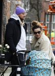 Amsterdam 15 februari 2022
Birgit Schuurman en haar vriend Sander v Haarlem  achter de kinderwagen met daarin hun zoontje Jimi in Amsterdam Zuid