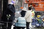 Amsterdam 15 februari 2022
Birgit Schuurman en haar vriend Sander v Haarlem  achter de kinderwagen met daarin hun zoontje Jimi in Amsterdam Zuid