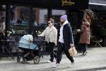 Amsterdam 15 februari 2022
Birgit Schuurman en haar vriend Sander v Haarlem  achter de kinderwagen met daarin hun zoontje Jimi in Amsterdam Zuid