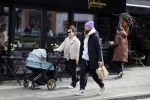 Amsterdam 15 februari 2022
Birgit Schuurman en haar vriend Sander v Haarlem  achter de kinderwagen met daarin hun zoontje Jimi in Amsterdam Zuid