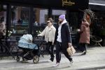 Amsterdam 15 februari 2022
Birgit Schuurman en haar vriend Sander v Haarlem  achter de kinderwagen met daarin hun zoontje Jimi in Amsterdam Zuid