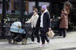 Amsterdam 15 februari 2022
Birgit Schuurman en haar vriend Sander v Haarlem  achter de kinderwagen met daarin hun zoontje Jimi in Amsterdam Zuid