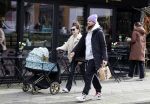 Amsterdam 15 februari 2022
Birgit Schuurman en haar vriend Sander v Haarlem  achter de kinderwagen met daarin hun zoontje Jimi in Amsterdam Zuid