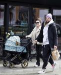 Amsterdam 15 februari 2022
Birgit Schuurman en haar vriend Sander v Haarlem  achter de kinderwagen met daarin hun zoontje Jimi in Amsterdam Zuid