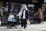 Amsterdam 15 februari 2022
Birgit Schuurman en haar vriend Sander v Haarlem  achter de kinderwagen met daarin hun zoontje Jimi in Amsterdam Zuid