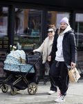 Amsterdam 15 februari 2022
Birgit Schuurman en haar vriend Sander v Haarlem  achter de kinderwagen met daarin hun zoontje Jimi in Amsterdam Zuid