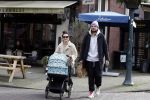 Amsterdam 15 februari 2022
Birgit Schuurman en haar vriend Sander v Haarlem  achter de kinderwagen met daarin hun zoontje Jimi in Amsterdam Zuid