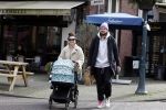 Amsterdam 15 februari 2022
Birgit Schuurman en haar vriend Sander v Haarlem  achter de kinderwagen met daarin hun zoontje Jimi in Amsterdam Zuid