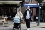 Amsterdam 15 februari 2022
Birgit Schuurman en haar vriend Sander v Haarlem  achter de kinderwagen met daarin hun zoontje Jimi in Amsterdam Zuid
