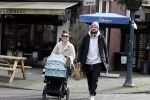 Amsterdam 15 februari 2022
Birgit Schuurman en haar vriend Sander v Haarlem  achter de kinderwagen met daarin hun zoontje Jimi in Amsterdam Zuid