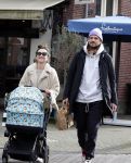 Amsterdam 15 februari 2022
Birgit Schuurman en haar vriend Sander v Haarlem  achter de kinderwagen met daarin hun zoontje Jimi in Amsterdam Zuid